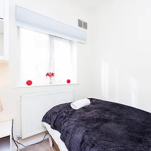 3 Bedroom House W Parking Close To Shops Goodmayes
